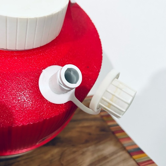 Vintage 1970s Thermos Picnic Water Jug Red &
White Plastic 1 Gallon Made USA - Picture 2 of 7
